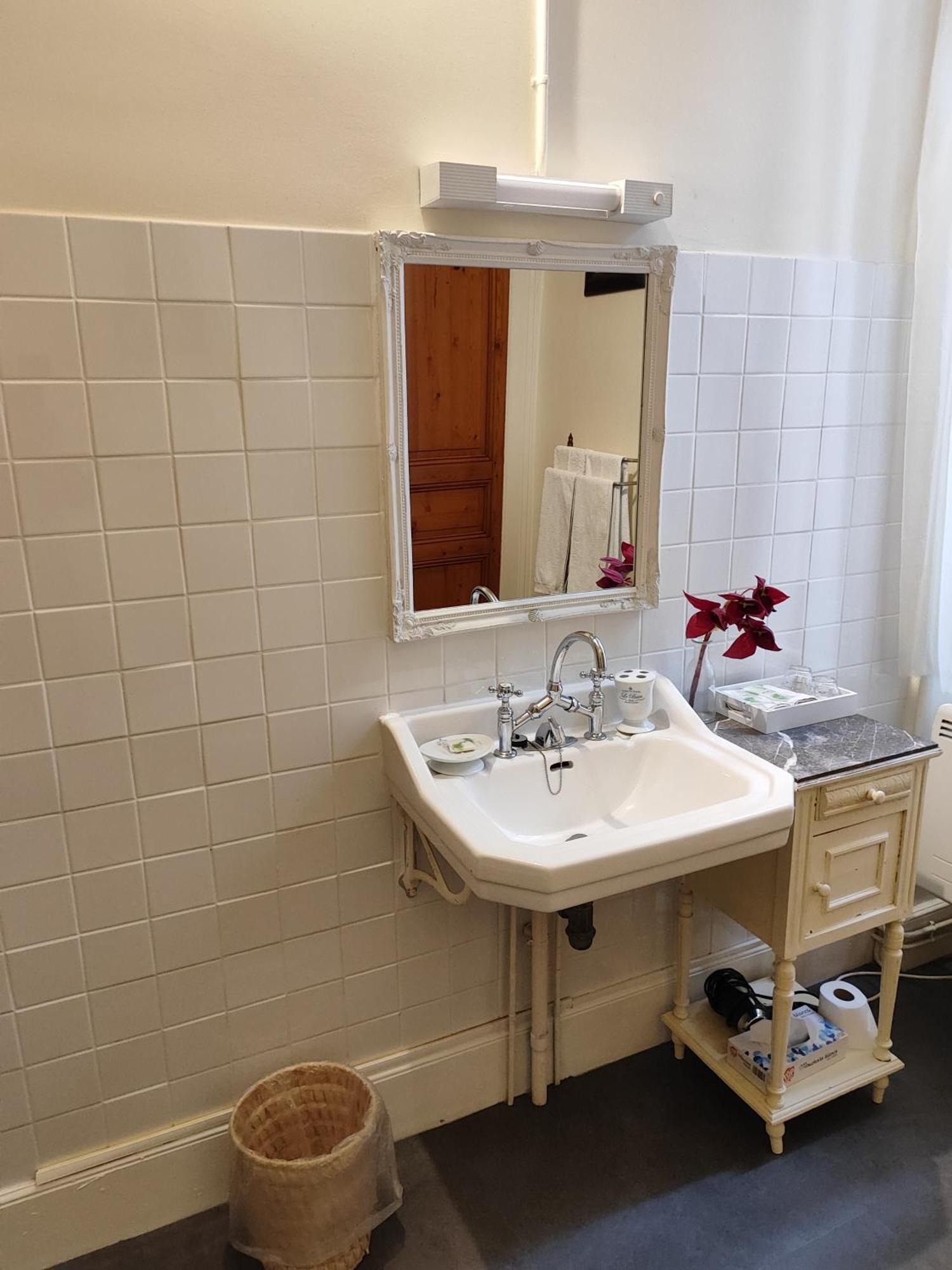 L'Entree Chambres D'Hotes Bar & Restaurant Castillonnès Zewnętrze zdjęcie